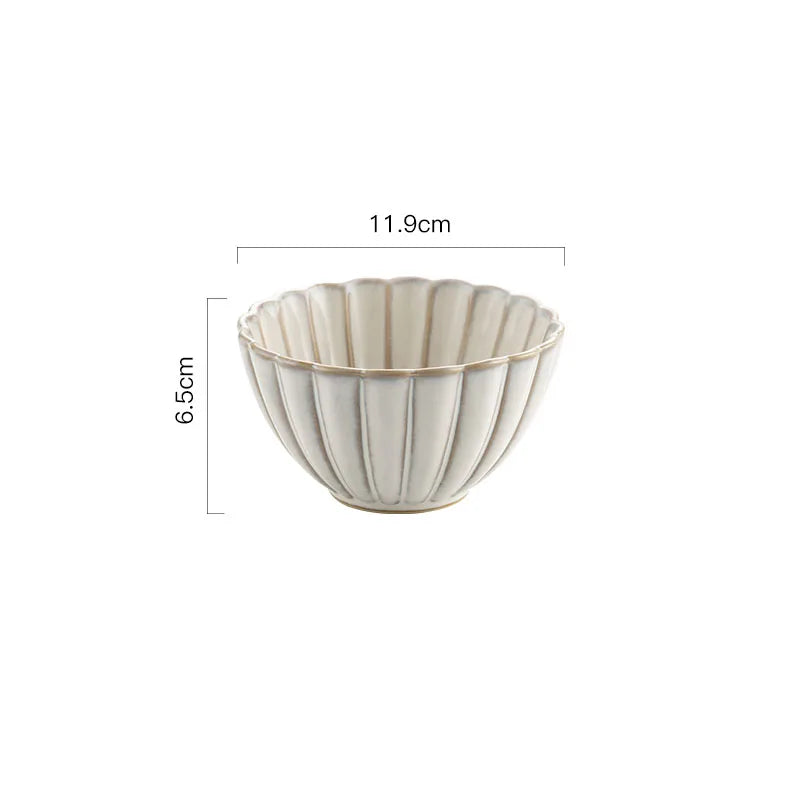 A deep ceramic bowl with a scalloped rim and vertical ridges, measuring 11.9cm in diameter and 6.5cm in height.
