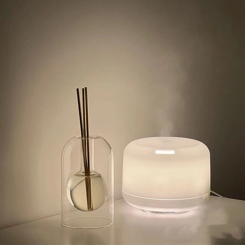 Handcrafted glass diffuser with a minimalist look, ideal for spreading your favorite essential oils.
