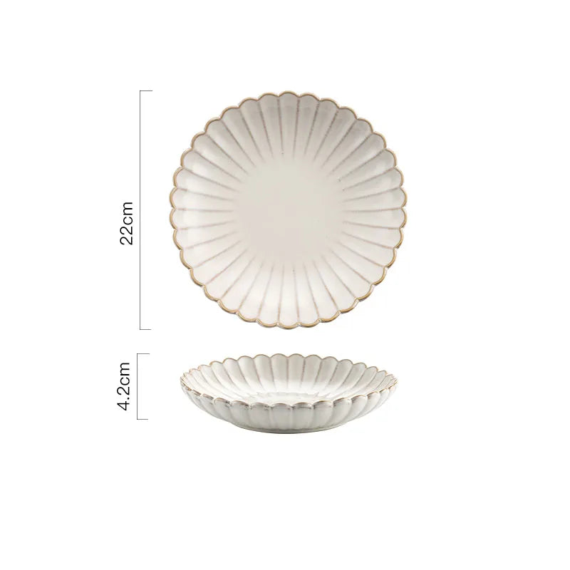 A round ceramic plate with a scalloped edge and raised ridges, measuring 22cm in diameter and 4.2cm in height.