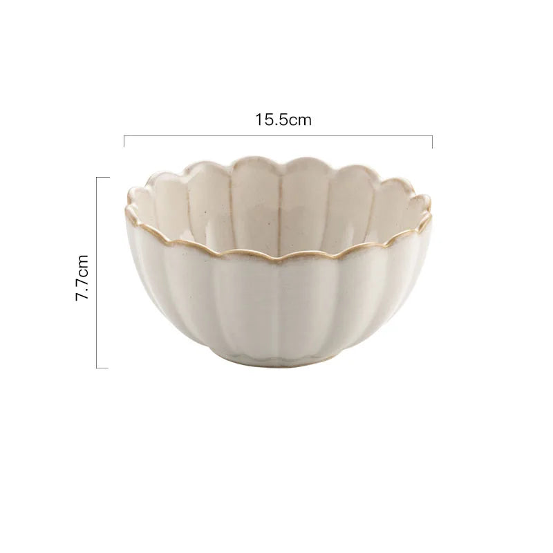 A ceramic bowl with a scalloped edge and vertical ridges, measuring 15.5cm in diameter and 7.7cm in height.