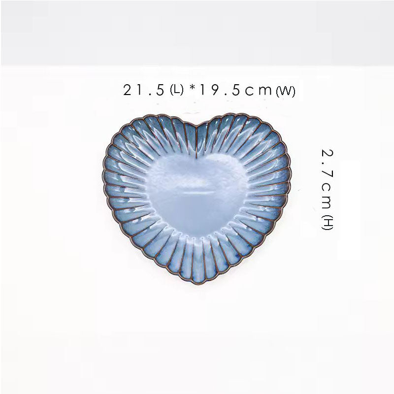 A blue heart-shaped ceramic plate with its dimensions labeled as 21.5 cm (L) x 19.5 cm (W) and 2.7 cm (H).