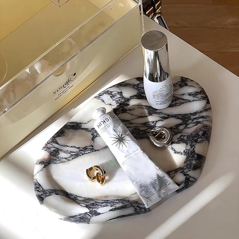 Calacatta Tray with timeless marble beauty, perfect for coffee tables or kitchen counters