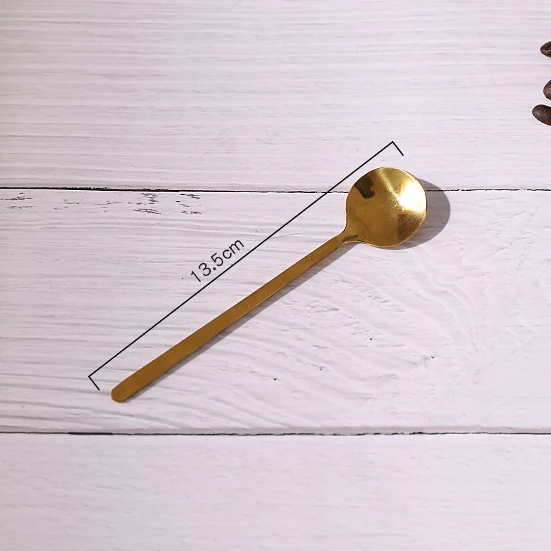 A gold spoon with a length of 13.5cm.