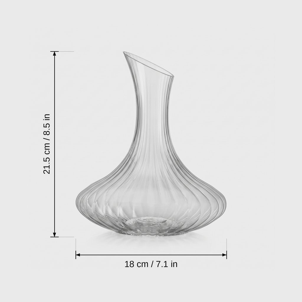 Dimensions graphic of a ribbed glass wine decanter, height 21.5 cm or 8.5 in and width 18 cm or 7.1 in