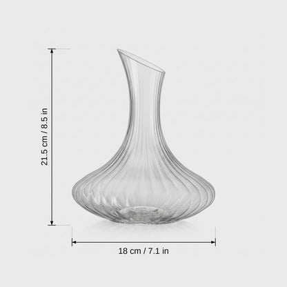 Dimensions graphic of a ribbed glass wine decanter, height 21.5 cm or 8.5 in and width 18 cm or 7.1 in