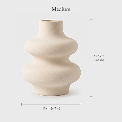 Dimensions graphic of the medium cream rippled ceramic vase, height 15.5 cm or 6.1 in and width 12 cm or 4.7 in