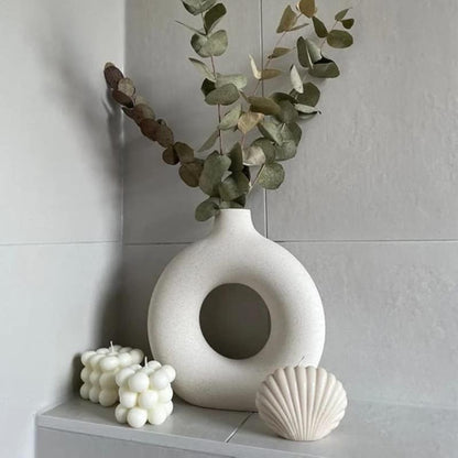 Round-shaped circular vase, perfect for holding a single stem or small floral arrangements.